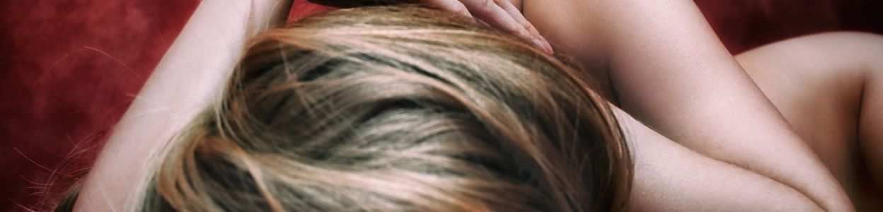Nuda w łóżku – sposoby na łóżkową monotonię